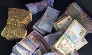 Вісім автомобілів за 5 років: у начальника Держекоінспекції Донеччини можуть конфіскувати 8 мільйонів гривень активів