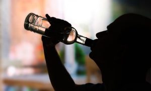 У місті Дружківка, яке за 15 км від фронту, виявили російського військового, який пиячив з місцевими