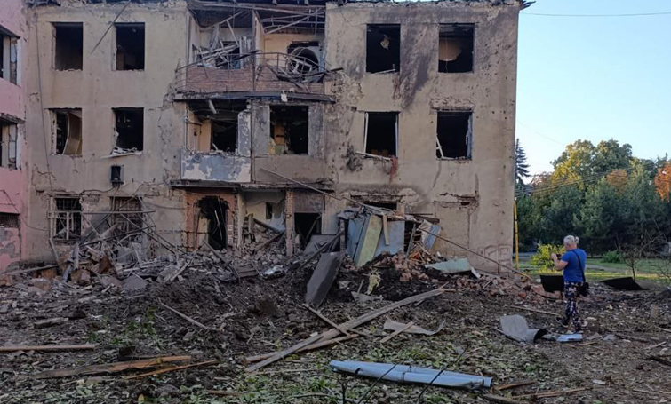 Дванадцять людей поранені, десятки будинків пошкоджено: наслідки обстрілів Донеччини за добу