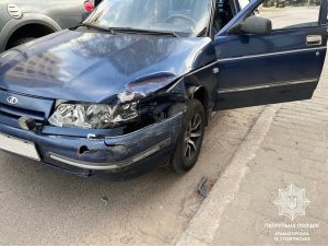 У Слов’янську сталася ДТП: водій ВАЗ врізався у припаркований Opel