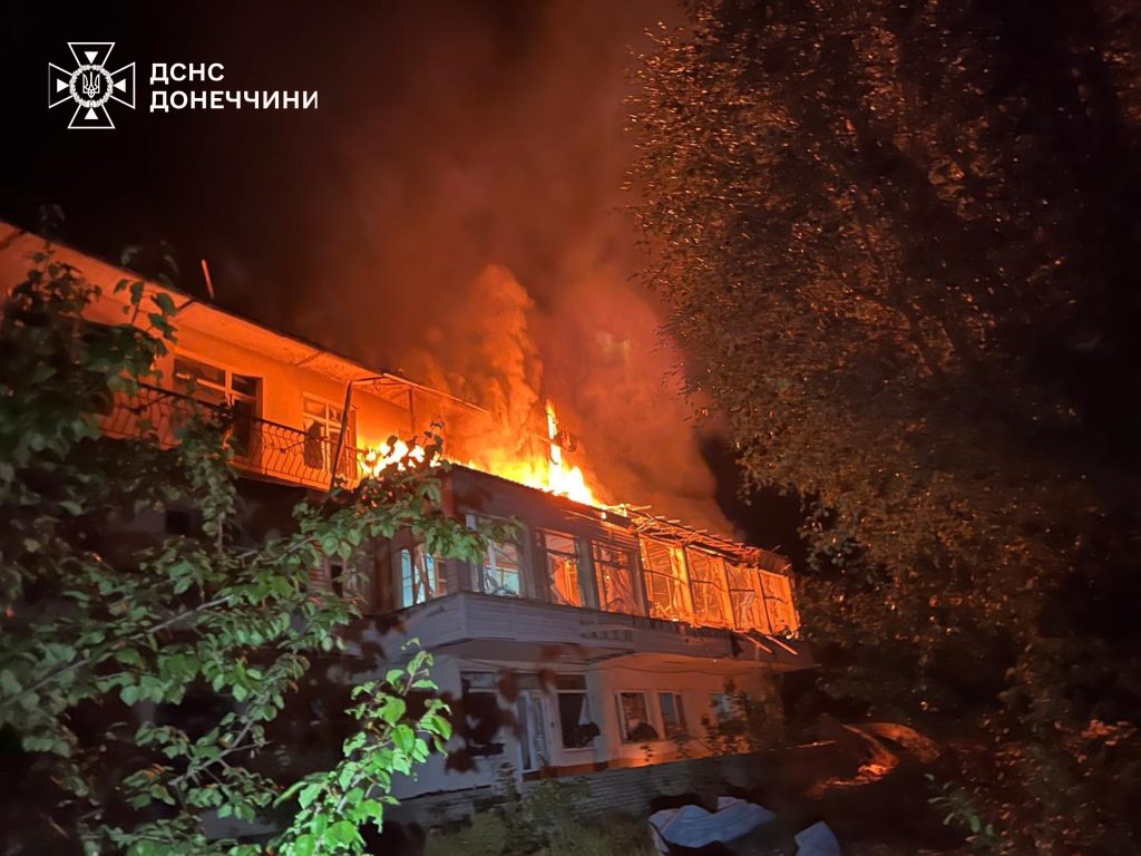 Дев’ять пожеж на Донеччині за добу: рятувальники ліквідували наслідки обстрілів (фото)