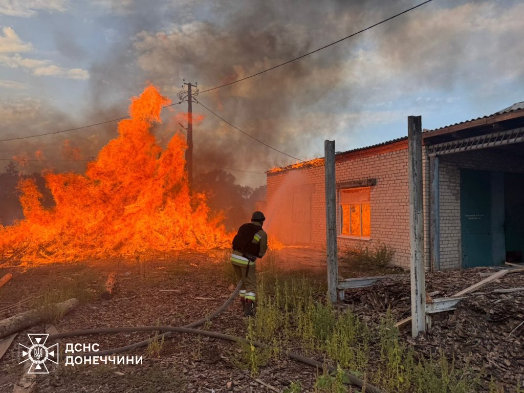 У Лимані обстріляли рятувальників коли вони гасили пожежу. Фото