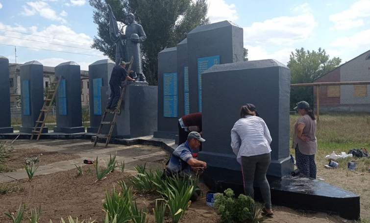 У Привіллі відремонтували пам’ятник та прибрали аварійне дерево