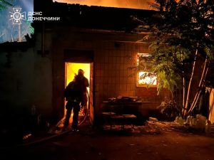 Ворожі обстріли на Донеччині: ДСНС ліквідує наслідки руйнувань
