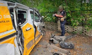 Правоохоронці документують російські злочини в Яровій та евакуюють місцевих (Фото)