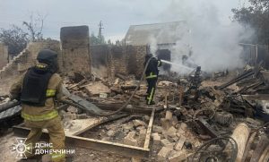 У Лимані рятувальники гасили пожежу на площі 200 кв. м (відео)