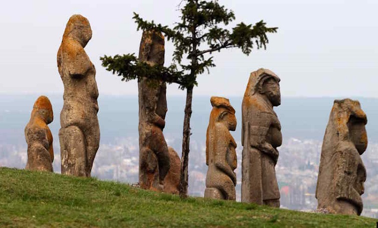 Тисячорічну спадщину вдалося врятувати: ще дві половецькі баби вивезли з Донеччини