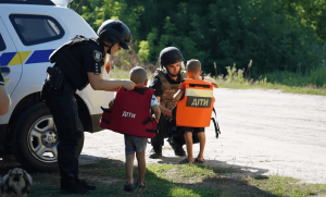 Дві сім’ї з малими дітьми евакуювали “Білі янголи” з Ярової