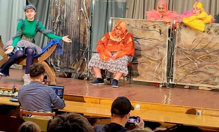 Донецький обласний драматичний театр виступив перед дітьми у «Перлині Донеччині»