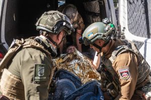 Поліцейські парамедики рятують життя під обстрілами