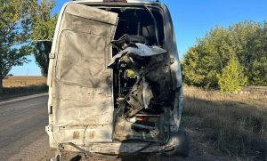 Росіяни вдарили по цивільному мікроавтобусу з людьми