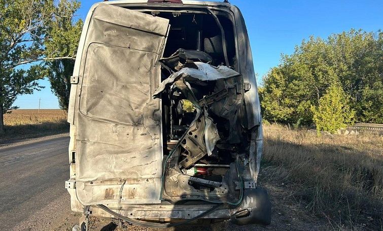 Росіяни вдарили по цивільному мікроавтобусу з людьми