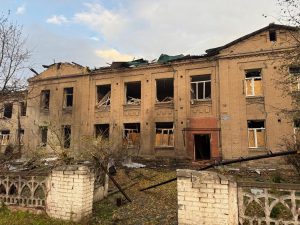 У Слов’янську пошкоджені школи та коледж, є загроза нерозірваних снарядів