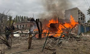 Пожежі, пошкоджені будинки, поранені люди – наслідки обстрілу Слов’янська (фото)