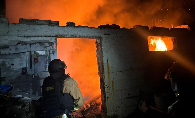 Рятувальникам довелося гасити пожежу у Святогірську під звуки обстрілів