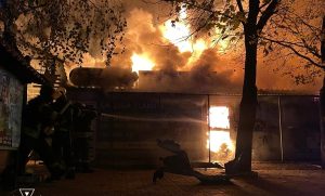 Рятувальники гасили пожежу на площі 150 кв. м після удару дрона по ринку Краматорська (відео)