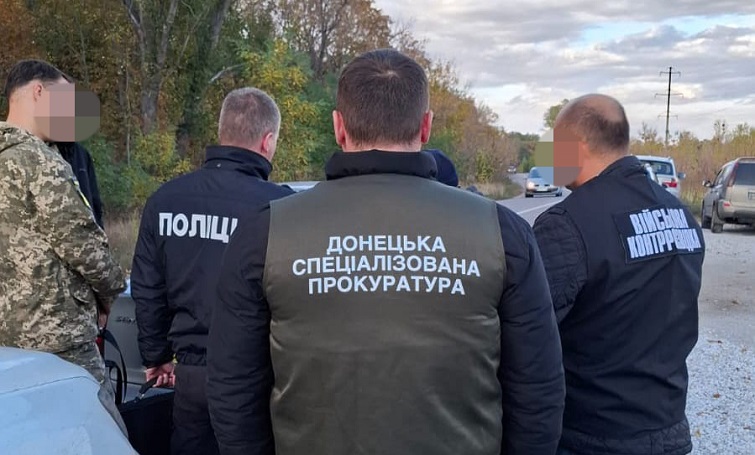 Хабар за переведення: на гарячому спіймали військового бухгалтера