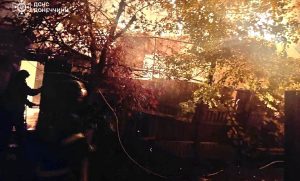 У Святогірську згорів приватний будинок: рятувальникам завадили обстріли