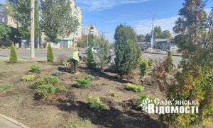 Працівники “Благоустрою” доглядають за клумбою на Привокзальній площі Слов’янська (фото)