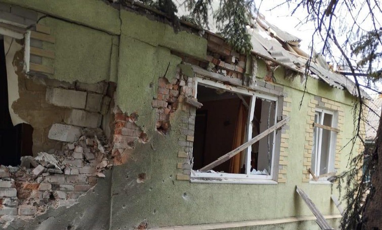 Ворог обстріляв 12 населених пунктів Донеччини, п’ятеро людей поранено