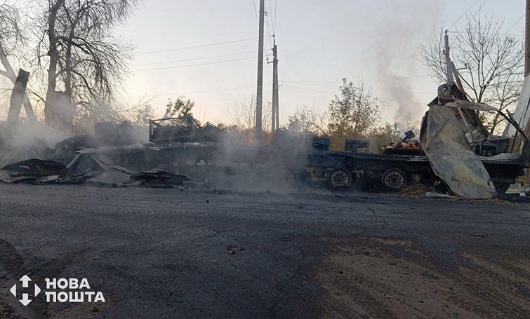 Удар по «Новій пошті»: біля Краматорська згоріло авто з понад сотнею посилок