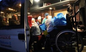 Рятують найвразливіших: понад сотню маломобільних донеччан вивезли у більш безпечні регіони