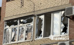 Слов’янськ під обстрілом: комунальники у вихідний рятують будинки, містяни — демонструють незламність (фоторепортаж)