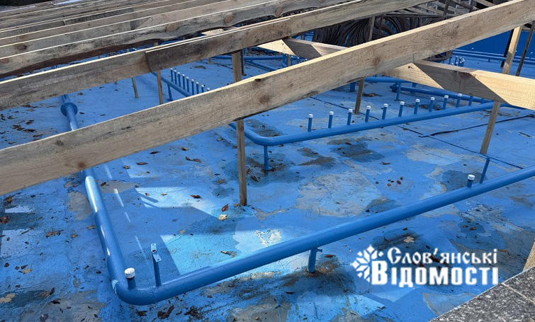 Фонтан на Соборній знову «під ремонтом»: фарба тріскається, а чашу накривають плівкою