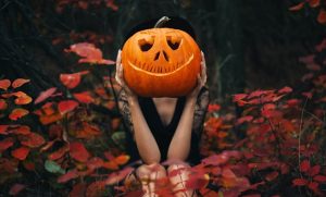 Хеловін 2025: біси чи костюми? Чому в Україні сперечаються через “чуже” свято та що воно означає насправді?