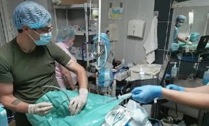 Операції поряд з вибухами бомб, допомога пораненим після атак FPV-дронів – “рутинна робота” донецьких медиків шокує литовських колег