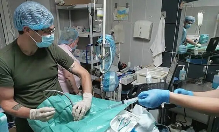 Операції поряд з вибухами бомб, допомога пораненим після атак FPV-дронів – “рутинна робота” донецьких медиків шокує литовських колег