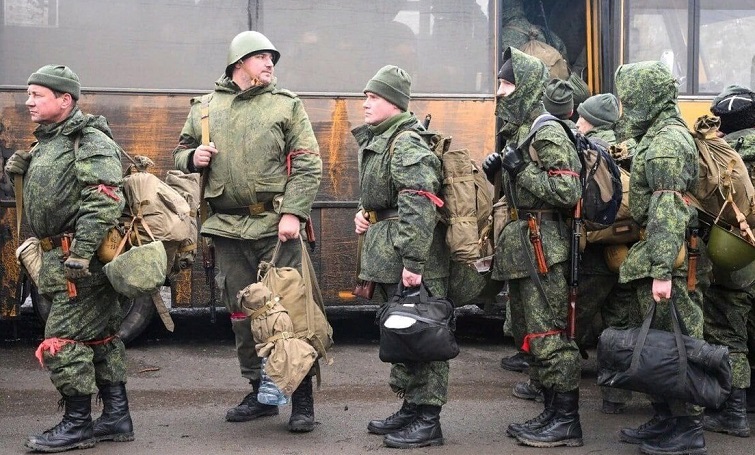 На окупованій Донеччині російські військові вербують студентів коледжів