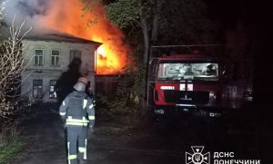 Нічна пожежа у Краматорську: рятувальники не допустили поширення вогню
