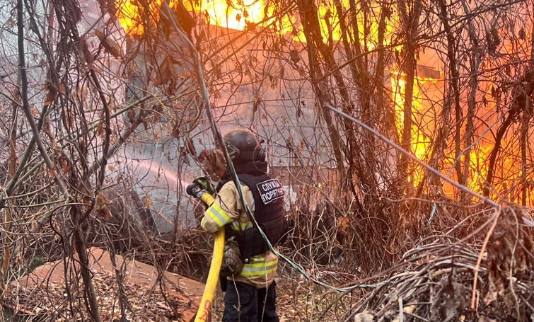 Після атаки БпЛА у Святогірську виникла пожежа на базі відпочинку (фото)