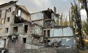 У Краматорську знесуть під’їзд зруйнованого авіаударом будинку, іншу частину — відновлять