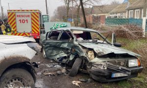 Рятувальникам довелося деблоковувати з авто постраждалу в ДТП жінку