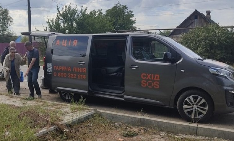 Евакуація з Донеччини ускладнюється – як вивезти маломобільних людей та врятуватися самому