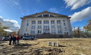 Російські танці на українських кістках: у Маріуполі окупанти готуються до відкриття зруйнованого ними ж, драмтеатру