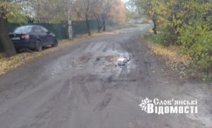 Мешканець ”Варшави” в Слов’янську нарікає на розбиті дороги: великі ями та сміття після ремонту