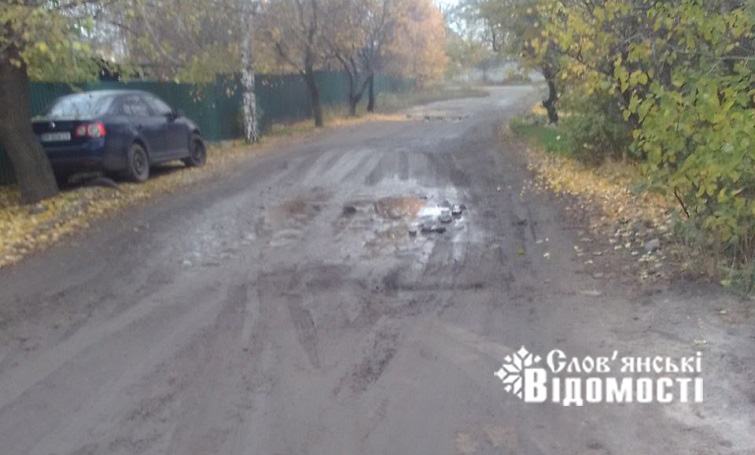 Мешканець ”Варшави” в Слов’янську нарікає на розбиті дороги: великі ями та сміття після ремонту