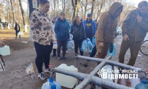 Через аварійні відключення світла люди стоять у чергах за водою (фото)