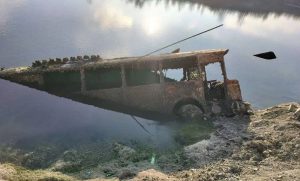 Обміліле Монахівське водосховище біля Макіївки оголило затоплені десятиліття тому автобуси