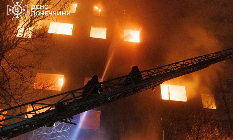 У Краматорську ще один загиблий: рятувальники продовжують працювати на місці обстрілу (фото)