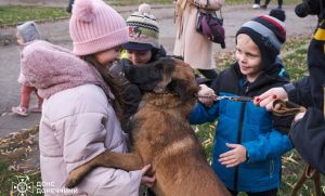 Для дітей-переселенців організували захід-гру за участю службових собак