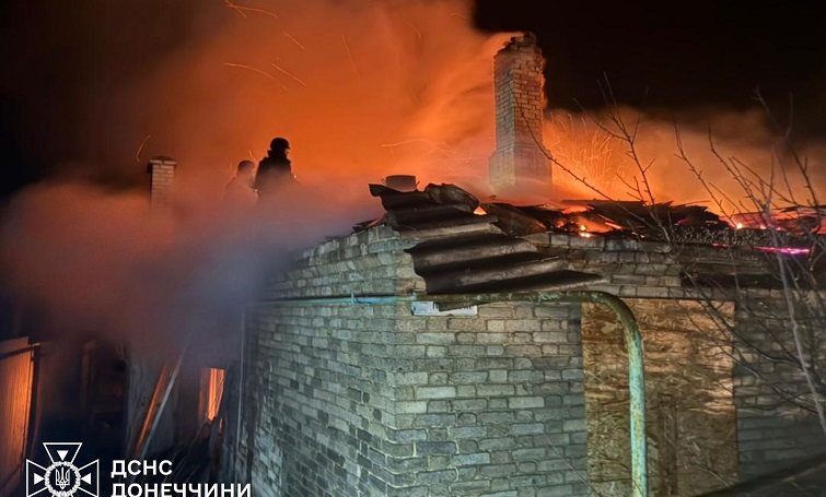 У Краматорську рятувальники гасили пожежі після обстрілів та побутові