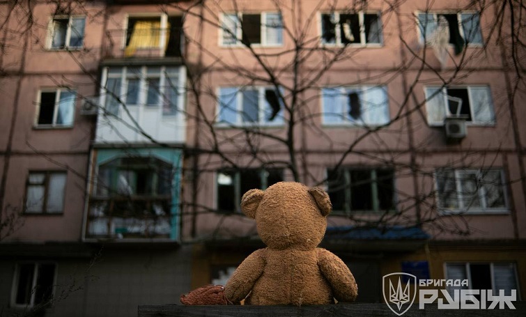 Ще рік тому тут вирувало життя: Добропілля в руїнах (Фото)