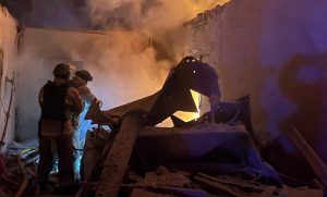 У селі Мирне та у Краматорську рятувальники ліквідували пожежі після обстрілів