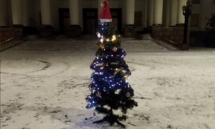 На центральній площі Краматорська місцеві жителі встановили новорічну ялинку (фото)