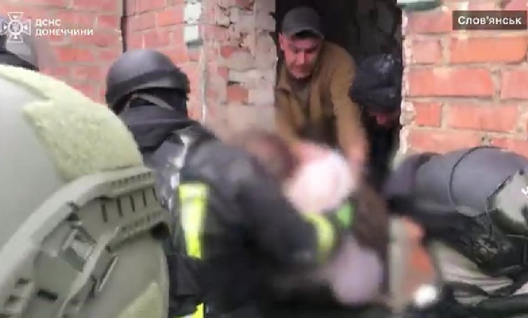 У Слов’янську після авіаудару рятувальники дістали жінку з-під завалів (відео)