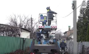 Щоденна робота під обстрілами: енергетики Донеччини повертають світло прифронтовим громадам